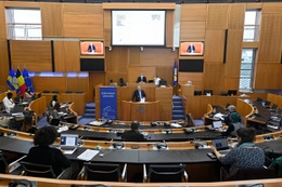 Minister-president Rudi Vervoort (PS) in het halfrond van het Brussels parlement