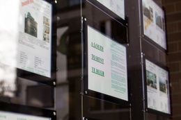 Een immokantoor etaleert haar aanbod aan huurwoningen en -appartementen