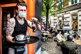 Sébastien De Neef is eigenaar van hoekcafé La Brocante, een familiebedrijf dat al meer dan veertig jaar de dorst laaft van bezoekers aan de voddenmarkt op het Vossenplein