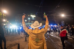 Een feestende volkstoeloop op het Heilig Kruisplein in Elsene op 8 mei 2021, de eerste dag dat de caféterrassen terug open mogen na de gedwongen sluiting door de eerdere coronamaatregelen. DE politie zet op het einde van de avond het waterkanon in om de m