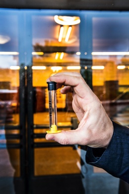 Professor Filip Meysman (Universiteit Antwerpen) toont de wetenschappelijke manier van werken bij het Curieuzenairproject, een samenwerkuing van De Standaard en BRUZZ