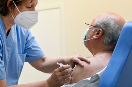 Een man krijgt een corona-vaccin toegediend in het  vaccinatiecentrum Pacheco in Brussel-Stad