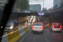 4 juni 2021: zware regenbuien in Brussel op de Kleine Ring. Het KMI had vooraf gewaarschuwd met code oranje