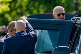 19 mei 2021: de Amerikaanse president Joe Biden stapt in 'The Beast', de presidentiële limousine, in Washington DC