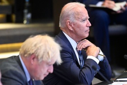 De Amerikaanse president Joe Biden met Boris Johnson, premier van het Boris Johnson, premier van het Verenigd Koninkrijk, op de NAVO-top van 14 juni 2021 in Brussel 