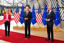 De Amerikaanse president Joe Biden wordt tijdens zijn bezoek aan Brussel op 15 juni 2021 verwelkomd door Charles Michel, voorzitter van de Raad van Europa, en Ursula von der Leyen, voorzitter van de Europese Commissie
