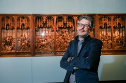 23 april 2021: na drie jaren van onderzoek en restauratie schittert het befaamde Sint-JorisretabeEmile van Binnebeke, conservator van het Koninklijk museum voor Kunst en Geschiedenis (KMKG) voor het gerestaureerde Sint-Jorisretabel