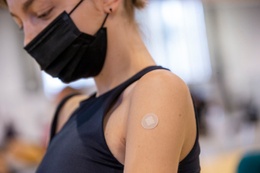 Een jonge vrouw kreeg een coronavaccin toegediend in het vaccinatiecentrum en bekomt even in de relaxatieruimte