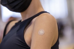 Een jonge vrouw kreeg een coronavaccin toegediend in het vaccinatiecentrum en bekomt even in de relaxatieruimte