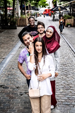 Anderstalige jongeren in Brussel in het Nederlandstalig onderwijs: Farah Allouchi,  Floriano Tori, Joseph Ngongo, Myriam-Héléna Nawasadio en Sinan Yüksel