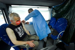 16 augustus 2021 een vacci-bus op het de Brouckèreplein