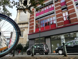 Het kunstcentrum Centrale for Contemporary Art op het Sint-Katelijneplein breidt uit met de ruimte van het vroegere kapsalon Savagan.