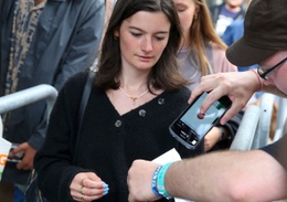 Covid Safe Ticket: het Covid-certificaat wordt gescand bij de toegang tot een evenement