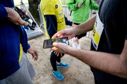 Deelnemers aan de 20km door Brussel op 12 september 2021 laten de QR-code van hun Covid Safe Ticket scannen