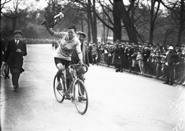Jean Aerts werd in 1935 in Floreffe de allereerste Belgische wereldkampioen wielrennen op de weg