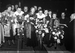 Wielrenner Jean Aerts (rechts op de foto) tijdens de zesdaagse van Brussel in 1937 Links op de foto is Omer De Bruycker