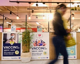 30 augustus 2021: klanten hebben de mogelijkheid zich te laten vaccineren tegen het coronavirus en de ziekte Covid-19 in het filiaal van de supermarkt Carrefour in Evere.