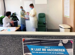 In Het UZ Brussel loopt een sensibiliseringcampagne opdat het personeel zich zou laten vaccineren tegen het coronavirus dat de ziekte Covid-19 veroorzaakt.