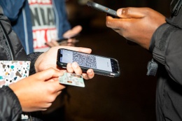 Na 18 maanden gedwongen sluiting door de coronamaatregelen mogen nachtclubs terug openen op vertoon van Covid Safe Ticket (CST) en identiteitskaart