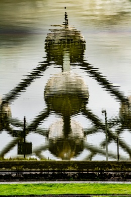 Heizel Neo atomium weerspiegeling in waterplas regen