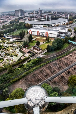 Zicht vanuit het atomium op de heizelvlakte en het Koning Boudewijnstadion: hier moet het NEO-project verrijzen
