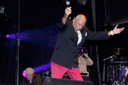 20211201 Lange Jojo bedankt zijn publiek na het optreden op Bal National in 2012