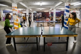 Allee du Kaai van Toestand vzw aan de Havenlaan herbergt een dertigtal organisaties pingpongtafel tafeltennis