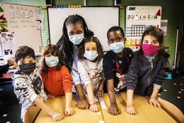 Juf Anna Amedzi staat sinds dit jaar in het eerste leerjaar in basisschool De Mozaïek in Schaarbeek