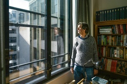 1785 Kantoorstad-woonstad Kris Desmet woont in een oud ASLK gebouw in de Wolvengracht 5