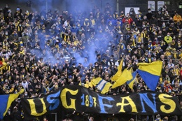 Supporters in de tribune van voetbalclub Union Saint-Gilloise