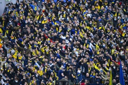 Supporters in de tribune van voetbalclub Union Saint-Gilloise tijdens de wedstrijd tegen RSC Anderlecht op 30 januari 2022 Iin het Dudenpark