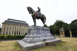 10 juni 2020: het ruiterstandbeeld ter ere van Leopold II op het Troonpleinwerd besmeurd en gevandaliseerd