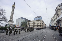 De Congreskolom op de voorgrond en het Lever House in de Koningsstraat op de achtergrond