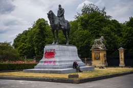 De bekladde sokkel van het ruiterstandbeeld van Leopold II op het Troonplein
