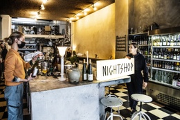 Jens Crabbé zijn vrouw Jacosta Allwood willen met Nightshop een meer ongedwongen sfeer bieden, waar de gasten op hun eigen tempo kunnen eten.