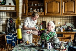 Huisdokter Marieke onderzoekt mevrouw Bosman in haar keuken tijdens een huisbezoek