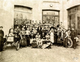 1801 Dieteren 1897, de gebroeders Dieteren in hun nieuwe gebouwen langs de Charleroise steenweg
