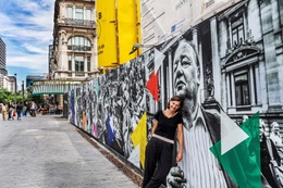 Saskia Vanderstichele aan muur met haar foto's van 10 jaar Picnic the Streets op het Beursplein