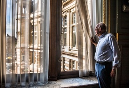 Afzwaaiend burgemeester Charles Picqué (PS) kijkt uit het raam van zijn bureau in het gemeentehuis van Sint-Gillis