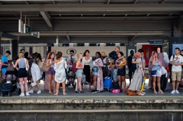 Brusselse jongeren trekken met de trein een dag naar Oostende voor plezier en verkoeling