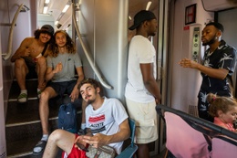 Brusselse jongeren trekken met de trein een dag naar Oostende voor plezier en verkoeling