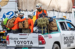 18 februari 2022: een team van de bergpolitie verlaat Cabanaconde in Peru, op zoek naar de verdwenen Brusselse rugzaktoeriste Natacha de Crombrugghe