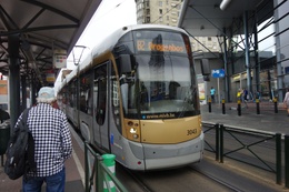 Tram 82 richting Drogenbos aan de MIVB-tramhalte aan het Westation