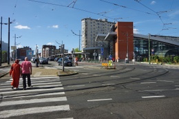 De Ninoofsesteenweg aan het Weststation met op de achtergrond de sociale woonblokken van Cité Machtens uit 1953