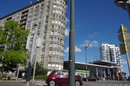 De Ninoofsesteenweg aan het Weststation met op de voorgrond de sociale woonblokken van Cité Machtens uit 1953
