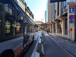 Een bus van de MIVB Belliardstraat ter hoogte van het Europees Economisch en Sociaal Comité en het Citizen's Auditorium.