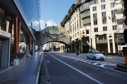 De Belliardstraat, gezien vanaf de kant van het Jean Reyplein met het Jacques Delorsgebouw links