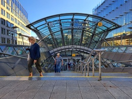 Het treinstation Brussel-Luxemburg in de Europese wijk. In- en uitgang aan Espace Léopold