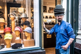 Sint-Hubertusgalerij: hoedenverkoper Monsel