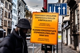 De uitroil van het circulatieplein in Schaarbeek, hier met borden voor de Stephensonstraat en de Paviljoenstraat